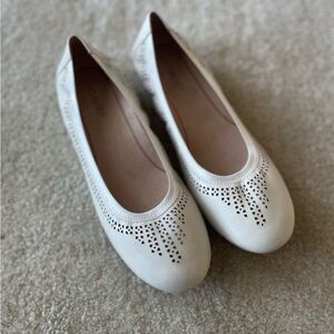 Vionic Cream Flats with Perforated Design